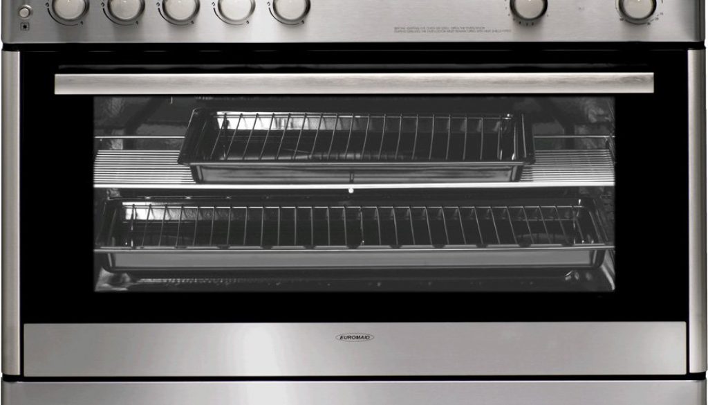 3 tips for cleaning an oven